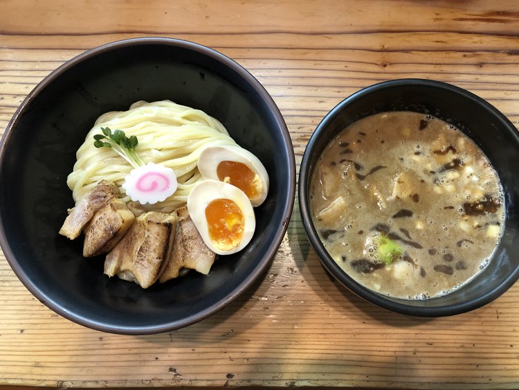 特製つけ麺1200円。写真の麺の量は並（200g）。