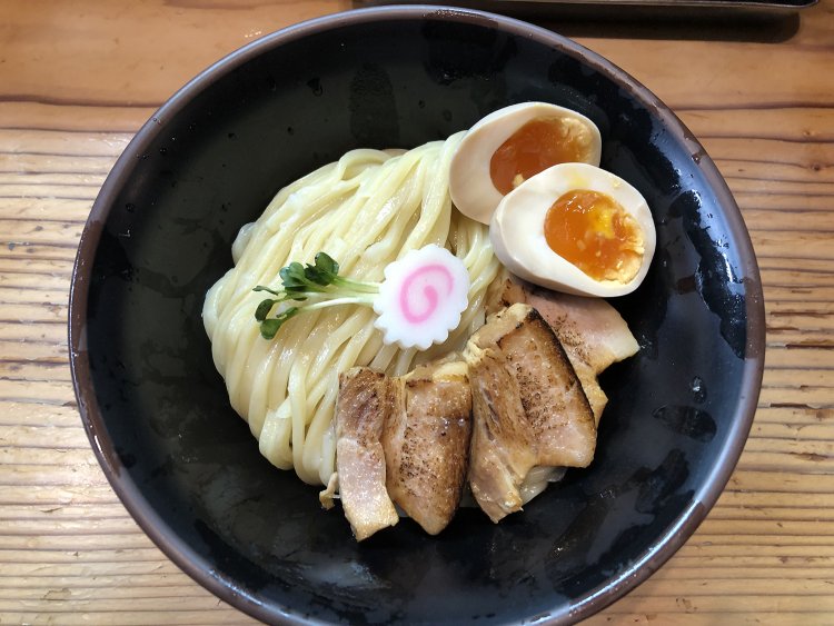 もちもち麺が輝き、焼き色の付けられたチャーシューが食欲をそそる。