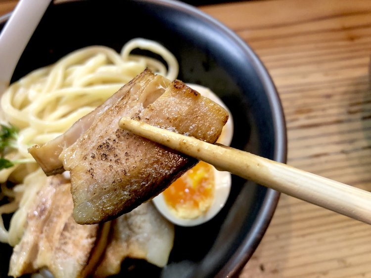 バーナーで香ばしく仕上げられたチャーシュー。