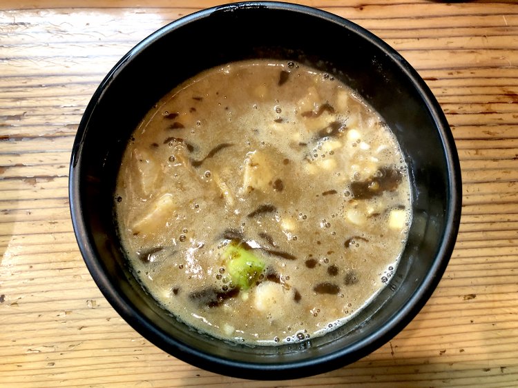 濃厚なのに、まったくもたれる感じがせず、いつまでも楽しみたい味わいのスープ。