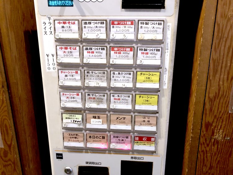 人気のつけ麺、中華そばのほかにも季節ごとに店主発案のメニューが加わる。