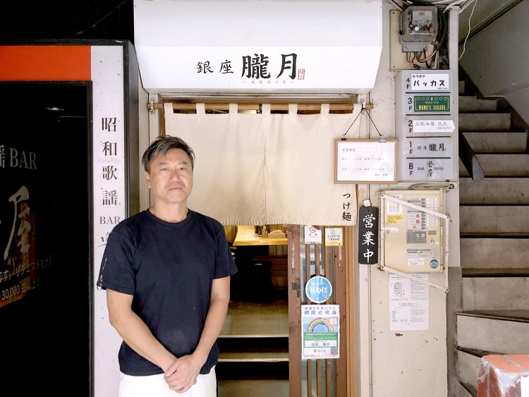 実は笑顔が素敵な柳沼さん。確認はカウンター席でぜひ。