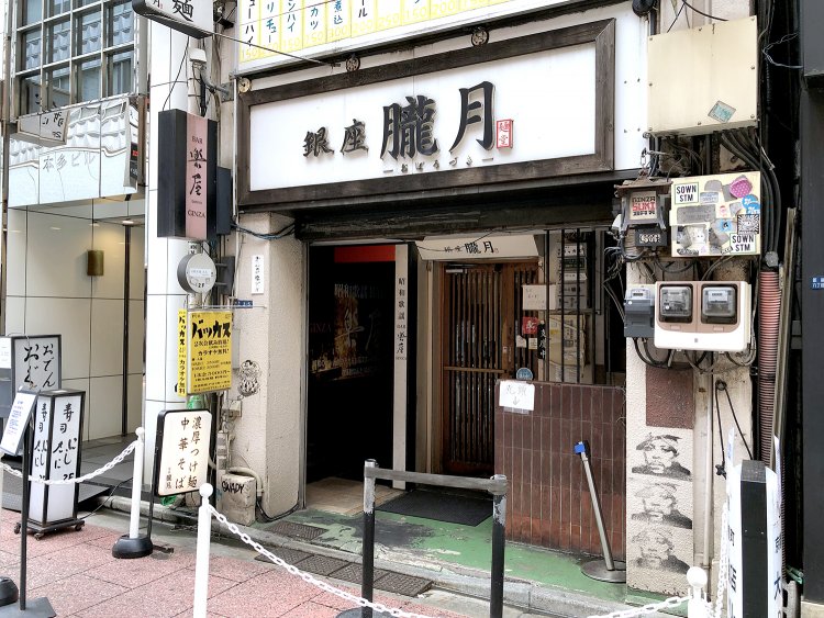 間口数メートルの小さなお店だが、毎日のようにお客さんの行列ができる。