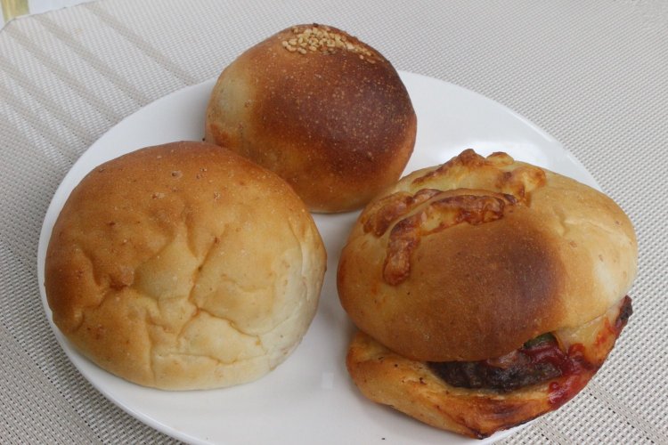 前列右から時計回りに、プクムクチーズバーガー、クリームパン、つぶあん。