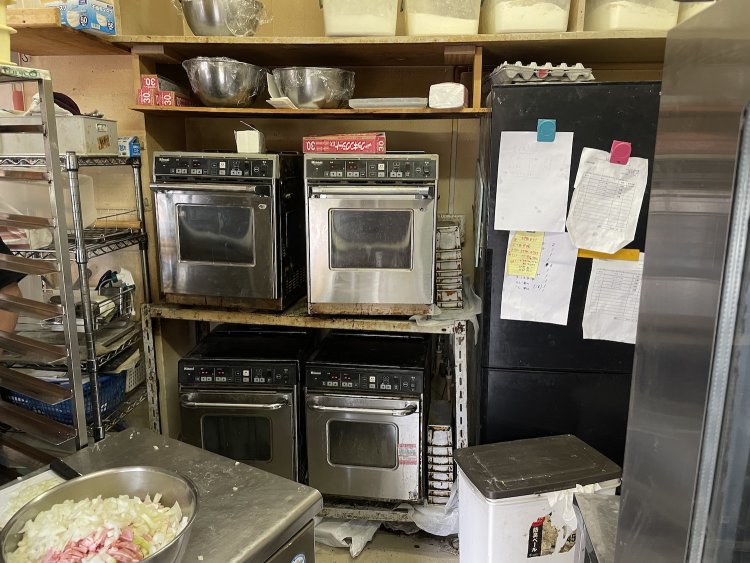 オーブンがひしめいている。