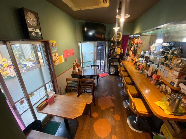 レトロな雰囲気もある可愛い店内。自分たちでペンキを塗ったりとDIY満載。