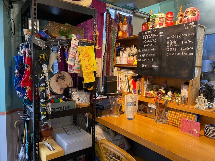 やすこさんのおもしろ可愛いコレクショングッズが並んでいる。一部は販売中。