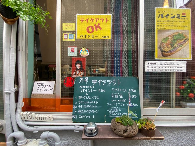 店の外にはテイクアウト専用の窓も。ここから受け取りたい！