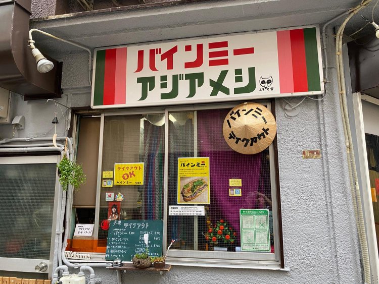 あのガムテープ文字「修悦体」を参考にした手作り看板。色合いも可愛い。