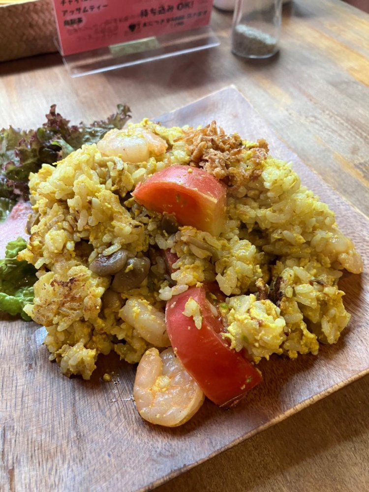 タイ風エビチャーハン。店内だと715円、テイクアウトは700円（税込）。