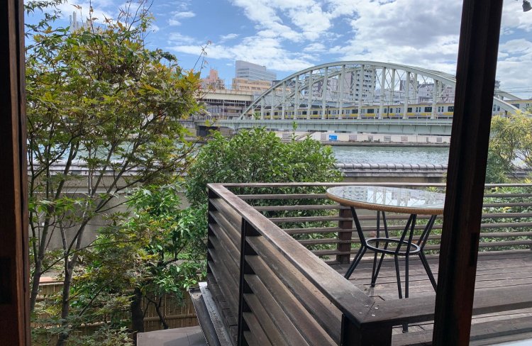 目の前に広がる隅田川。