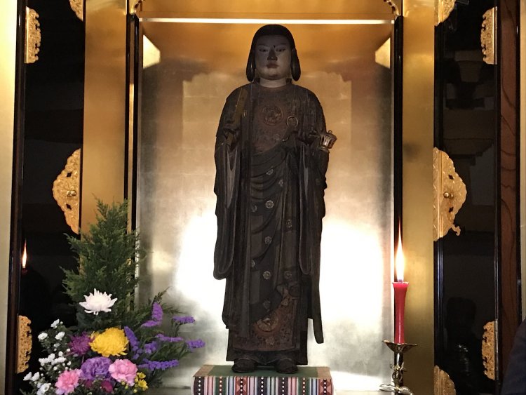 黄金の厨子に安置される聖徳太子像。