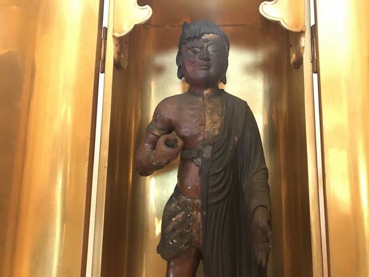 なぜこのような仏像が作られたのか今も不明。