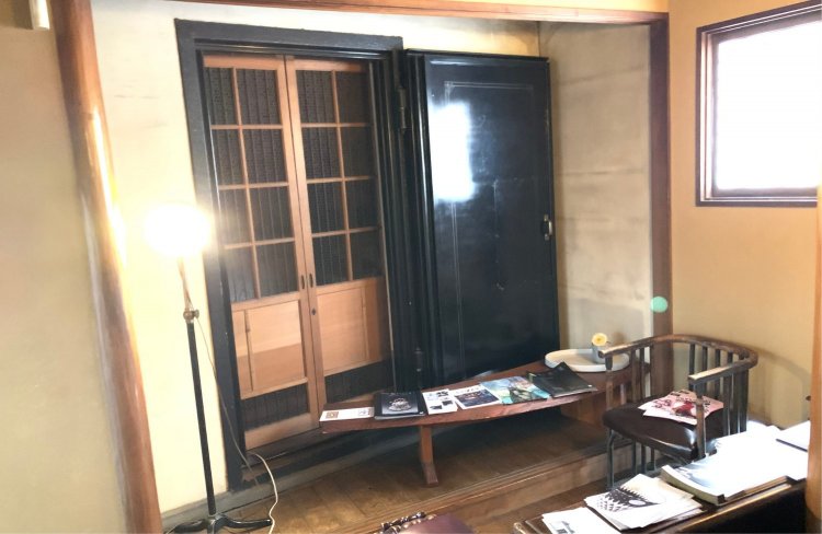 玄関の引き戸を開けた瞬間から、昭和へタイムスリップ。