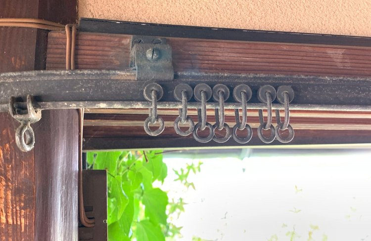 かわいらしいカーテンレール。窓のガラスも当時のままだ。