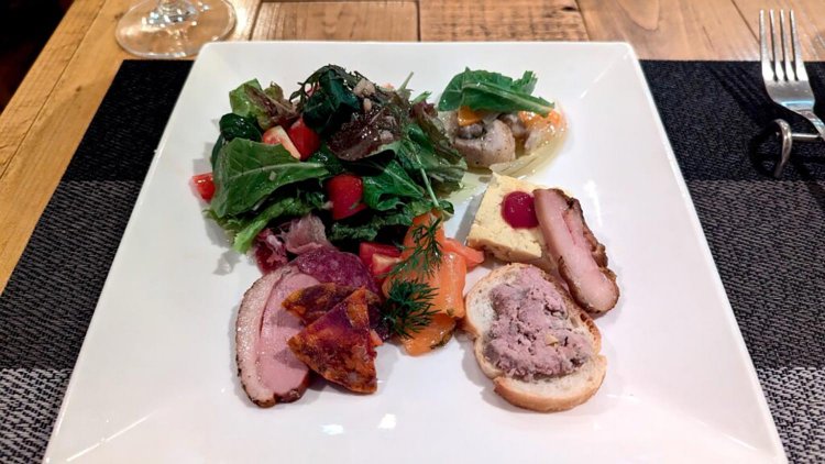 4種の前菜盛り合わせ。