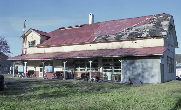 大夕張駅舎の裏手、かつて線路が敷き詰められていた側から撮影。ホームなどは埋められていたと思う。庭のようになっていた。1997年秋撮影（カラーネガ）