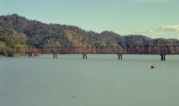 湖畔から遠望できた第一号橋梁の三弦橋。この角度からも三角形の特異なトラス橋が見て取れる。1998年撮影（カラーネガ）