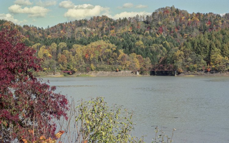 同じく湖畔から対岸に下夕張森林鉄道廃線跡のトラス橋が見えた。1998年撮影（カラーネガ）