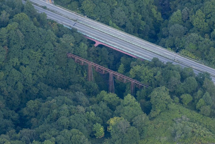 反対側から。Iビームの桁にトラスがぶら下がるような面白い構造である。