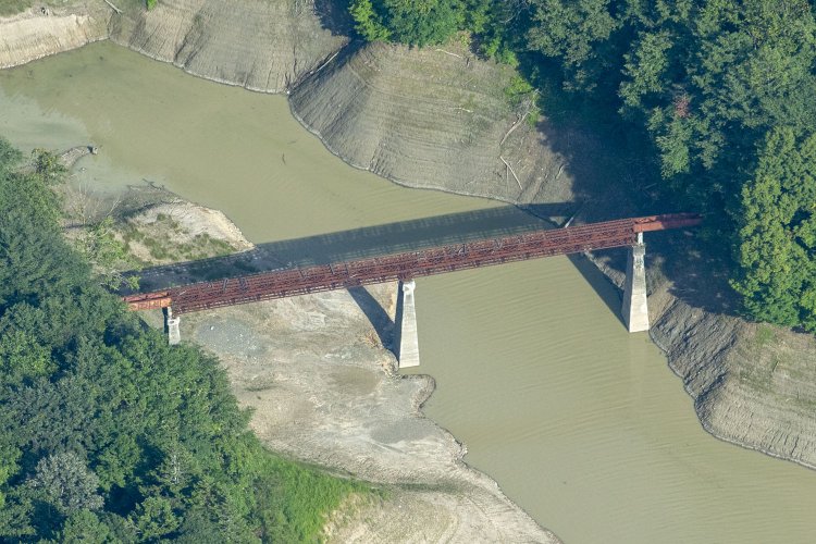 高度を下げられなかったので上の写真を拡大する。より上部とサイドの構造が判別できるだろう。