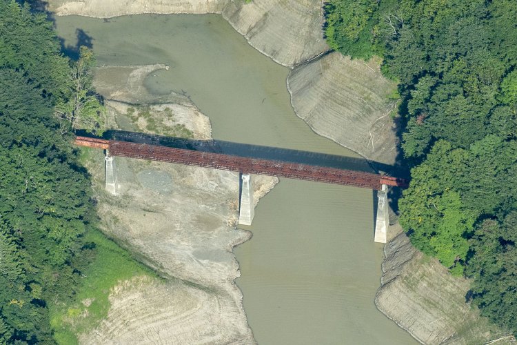 同じく拡大。重鋼桁を二段重ねにしたうえに3列という構造であった。森林鉄道は小さい車体なので、3列必要だったということは、重鋼桁単体は決して大きくはないのだろう。