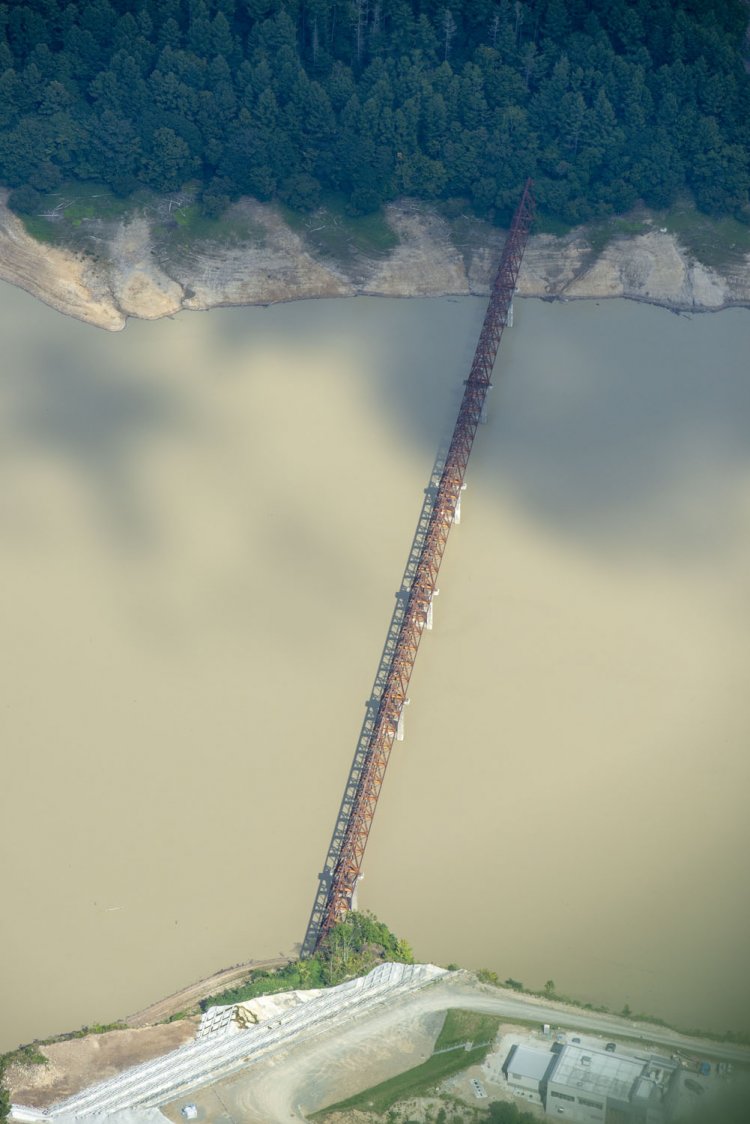 手前が大夕張ダム。奥の対岸に廃線跡は続いているのだが、道路がなく到達が困難であった。