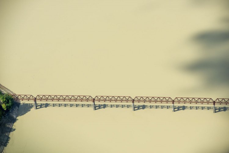 左手は大夕張ダム方向。サイドビューでも三角形の構造が分かり、トラス橋なのだけれども普段目にするタイプとは異なるので不思議な感覚となる。