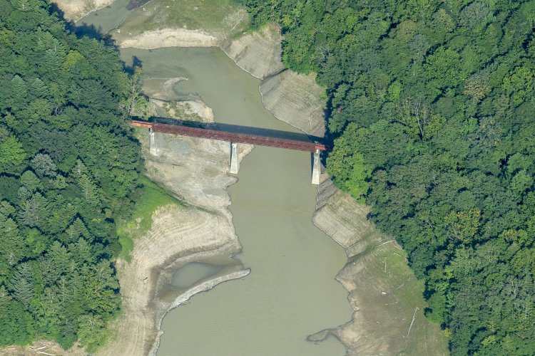 角度を変えて。ダブルワーレントラス橋のように斜材が複雑に織りなす。