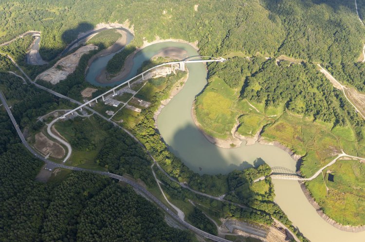 1998年に訪れた鹿島地区は既に建物が解体され街は消えていた。右手は旧白金橋で、真新しい高架と橋が代替えによって造られた白金橋。大夕張鉄道の廃線跡は旧国道沿いにあった。