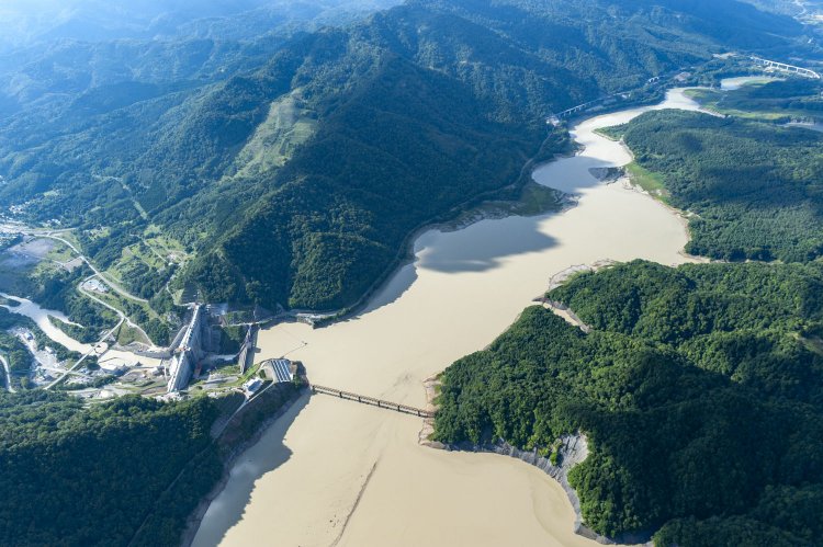 南から見たシューパロ湖。三弦橋は手前、左手は工事中のシューパロダム。ダムを覆うように大きなダムを建設している。