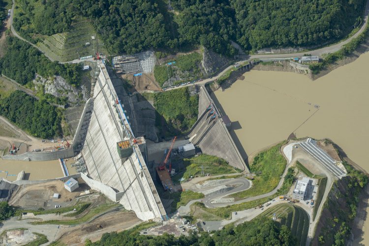 夕張シューパロダム竣工によって大夕張ダムは沈み、拡大したシューパロ湖の水底で土砂を貯める貯砂ダムとなっている。