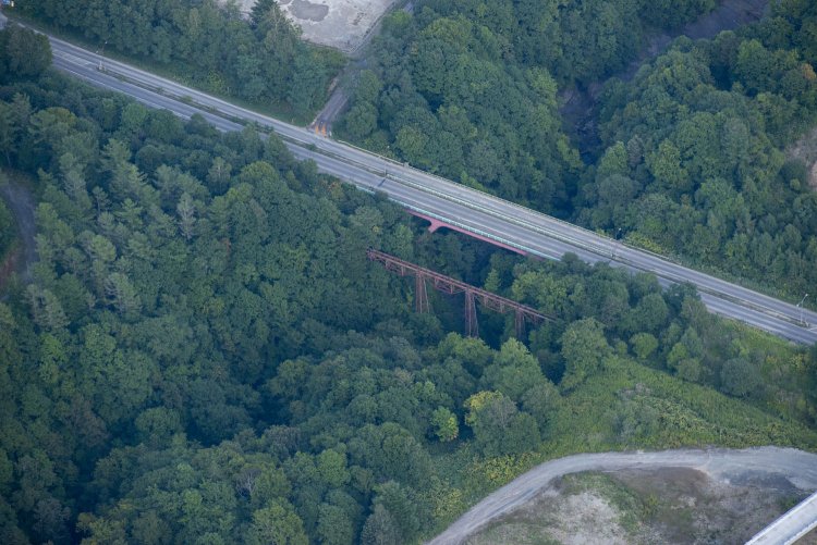 大夕張鉄道の旭沢橋梁。隣の国道と比較すると華奢な構造がよくわかる。鬱蒼と茂る森は深い谷間だ。現在は国道の橋ともども湖に沈み、渇水時に水の中から現れる。