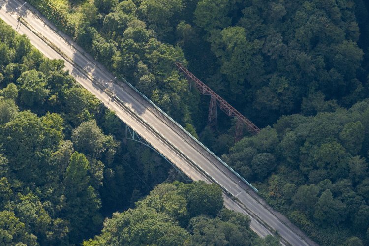 谷間から聳える旭沢橋梁。華奢なトレッスル橋が蒸気機関車と石炭貨車を支えていたのだ。