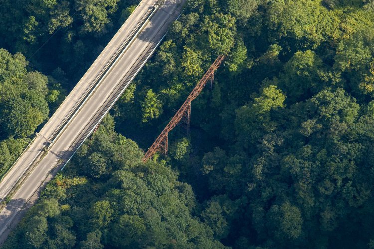 雲影から午後の陽光が差し込んで、橋梁がギラっと輝く。鉄骨美が浮かび上がる瞬間。