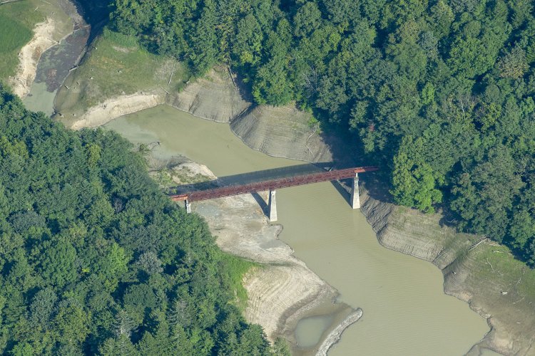 九九式重鋼桁の勇姿。遠目でも鋼材が多く何やら複雑な構造だと分かる。