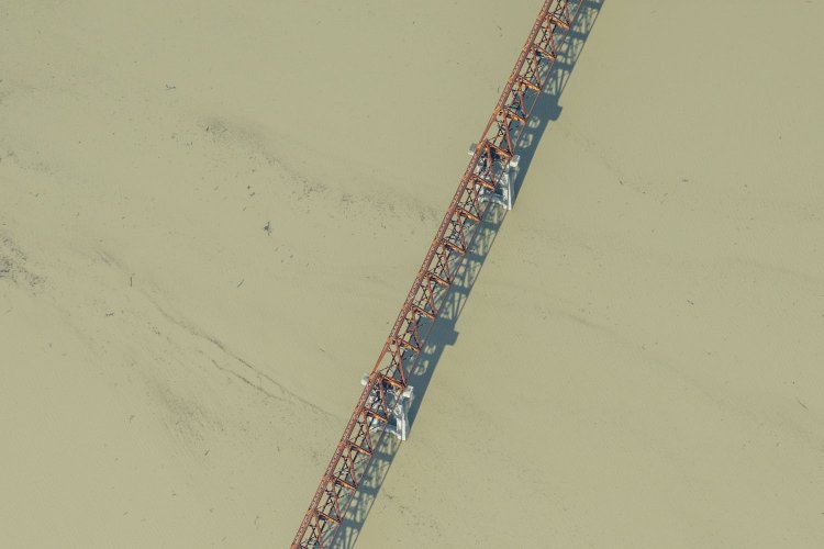 望遠レンズで寄ってみた。高度を下げられなかったのでこれが限界。桁部分は枕木が朽ちていた。いまはダムに沈み、この枕木も消えていることだろう。