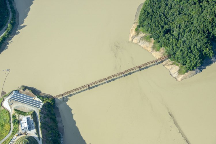 シューパロ湖に架かる三弦橋。正式名は下夕張森林鉄道夕張岳線の第一号橋梁で、大夕張ダム建設によって軌道が沈むため、ダム補償工事によってルート変更と三弦橋が誕生した。三弦橋は橋長381.8mである。
