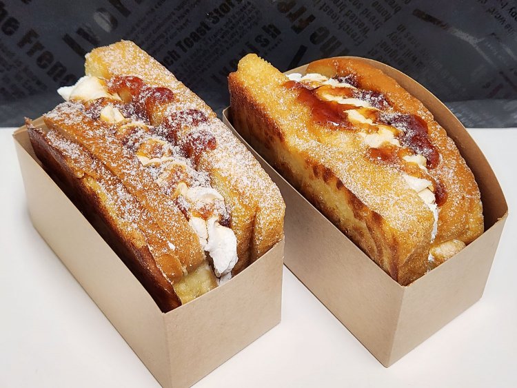 東京駅限定 フレンチトーストサンド 1個702円。