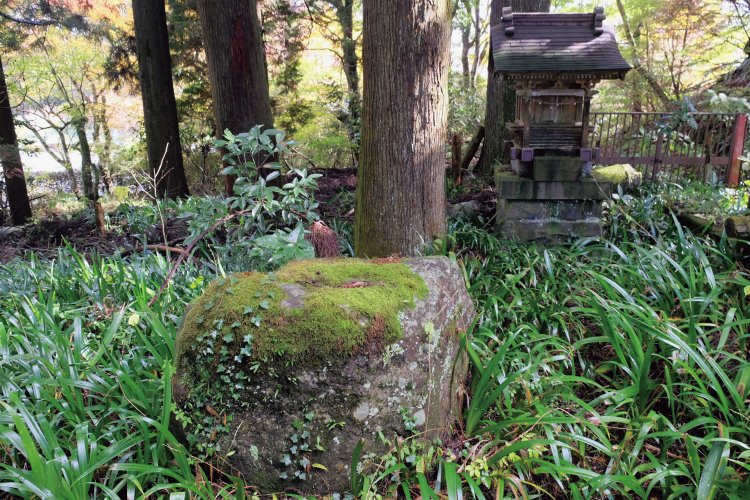 足柄の関跡にある「おじぎ石」。ここを通る旅人は、この石に手をつき、お辞儀をして手形を差し出したという。