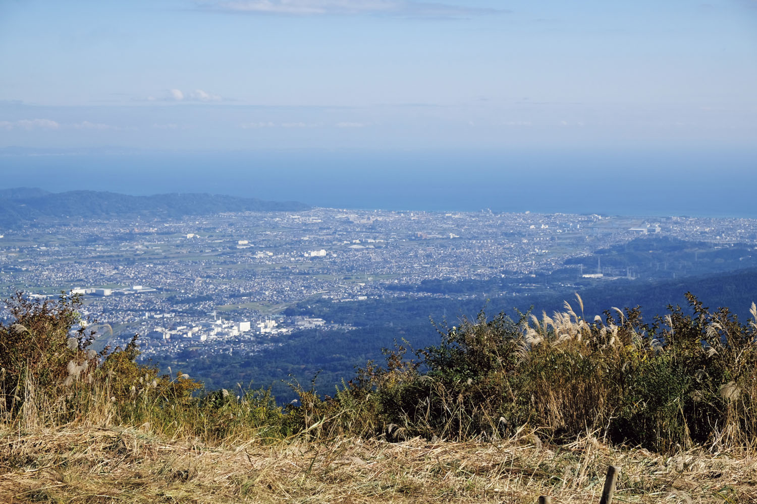 標高870mの矢倉岳山頂南側からの展望。足柄平野と相模湾がくっきり。独立峰に近いために眺望がいい。富士山をはじめ、箱根、丹沢の山々が一望だ。
