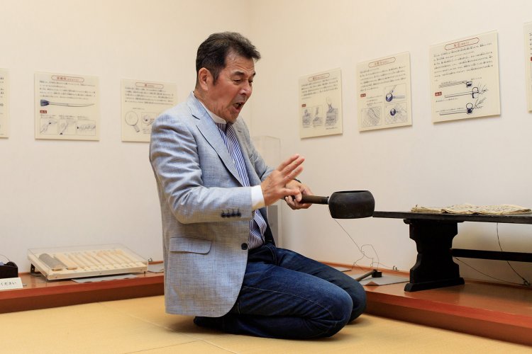 江戸時代に使われていた物に触れることができるコーナー。これは火熨斗（ひのし）と呼ばれる江戸時代のアイロン。火がついた炭を入れて使う。「あちっ！」（演技です）