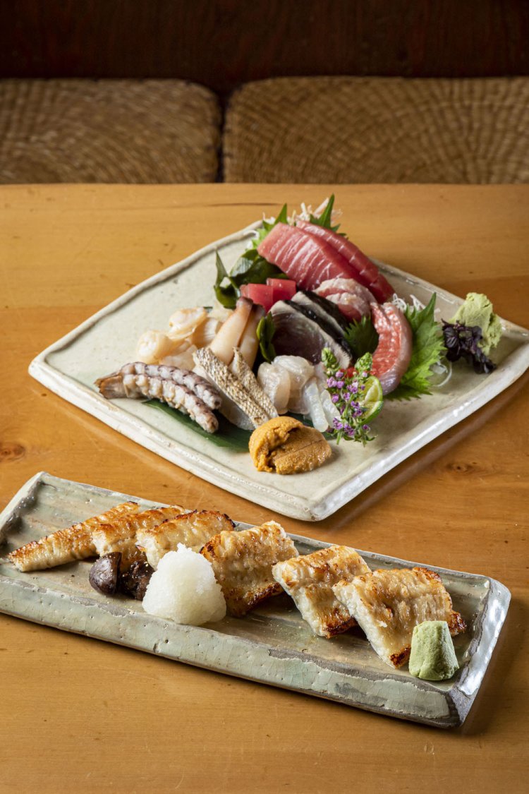 刺身盛り合わせ1人前2000円～（写真は2人前）、煮穴子1500円～。