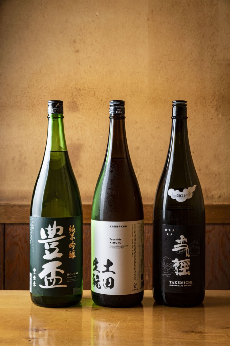 「豊盃（ほうはい）」「土田（つちだ）」「王祿（おうろく）」など銘酒は1杯850円前後～。