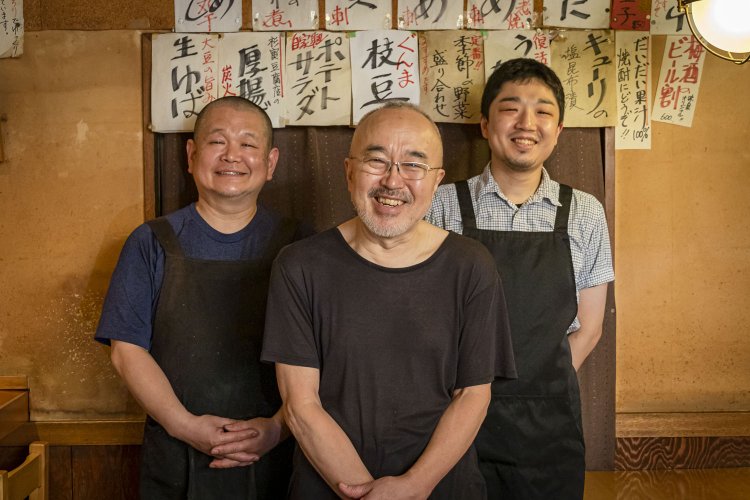 荒木さんを中心に、息子の裕次さんたちが元気に笑顔で接客する。