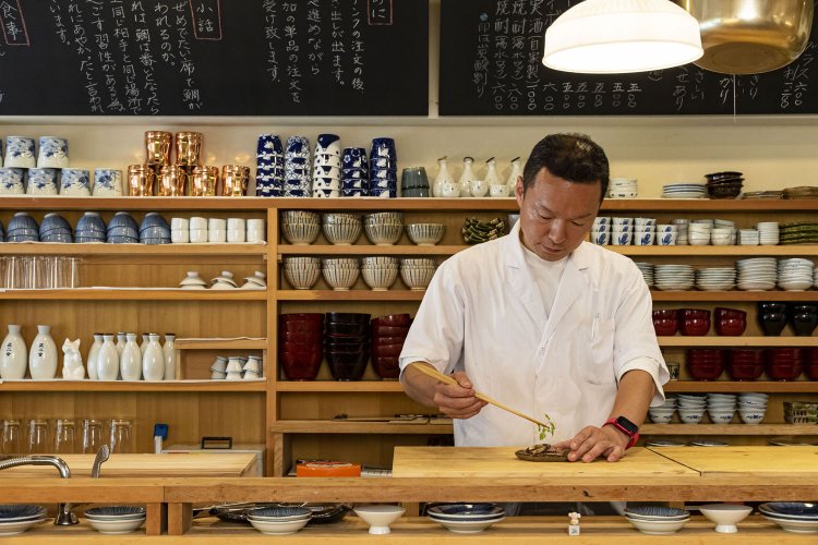 店内はむくの杉材で統一している。