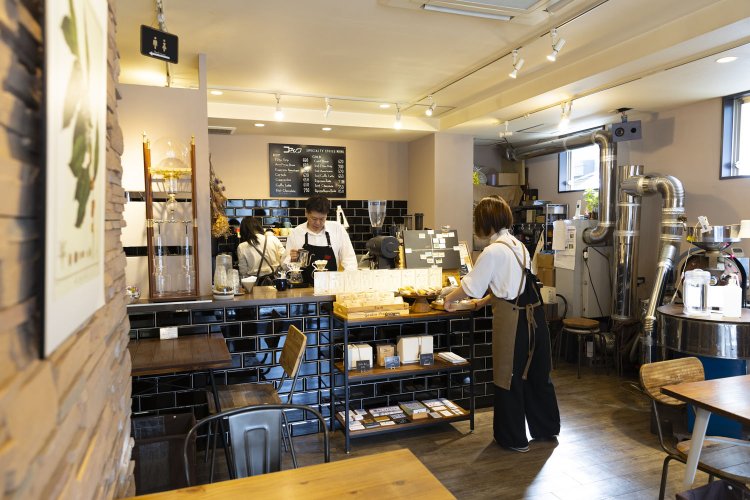 白壁と黒いタイルのカウンターのシックさと木の温もりが同居する店内。