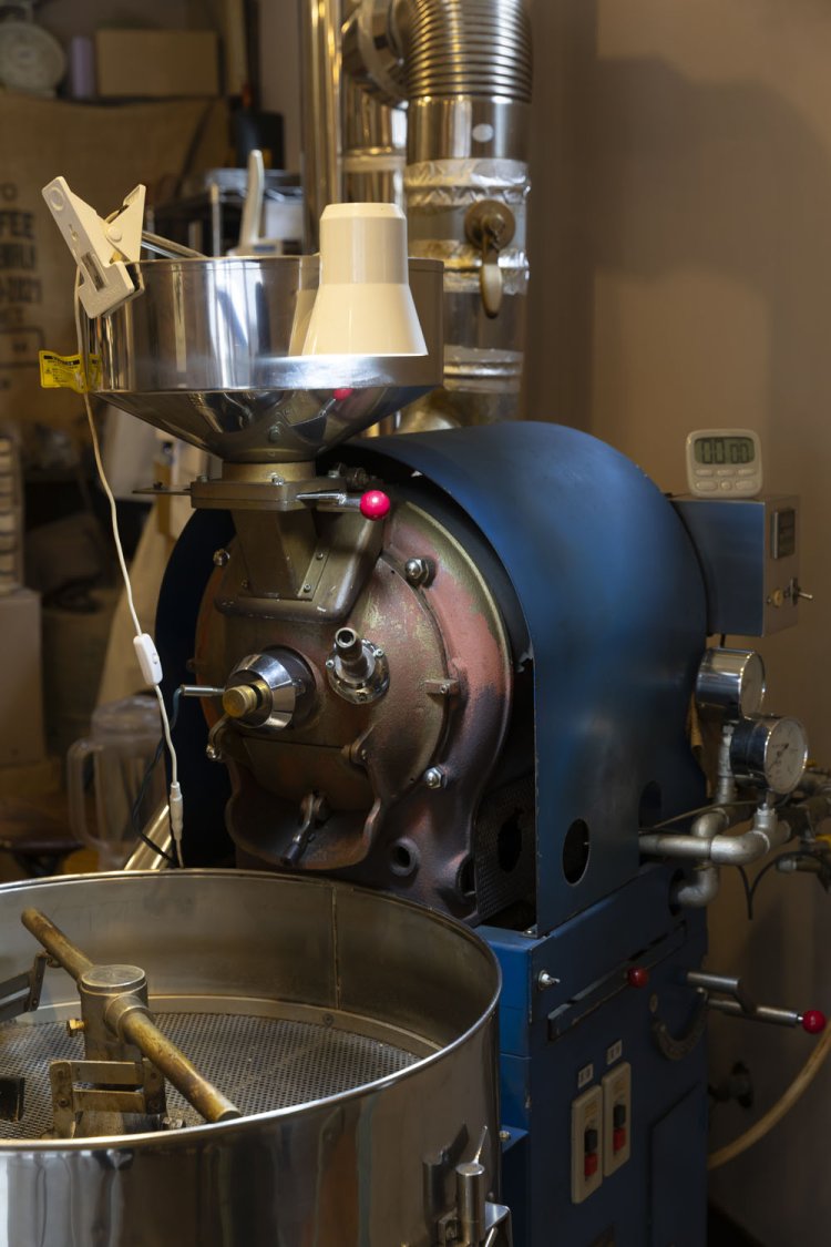 店奥には珍しいラッキーコーヒーマシンの焙煎機。もとは直火式だが半熱風式に改造した。