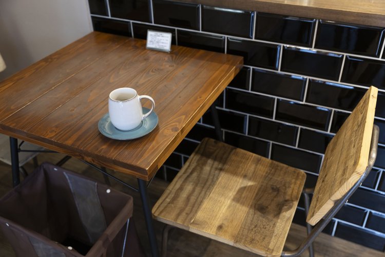 カウンター脇や窓辺、テラス席など居心地のいい席がいくつもある。