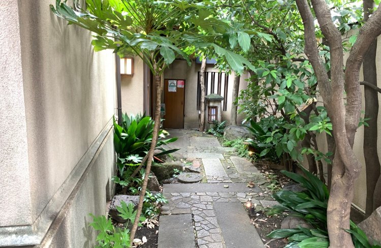 玄関までの小道さえ風情があふれている。